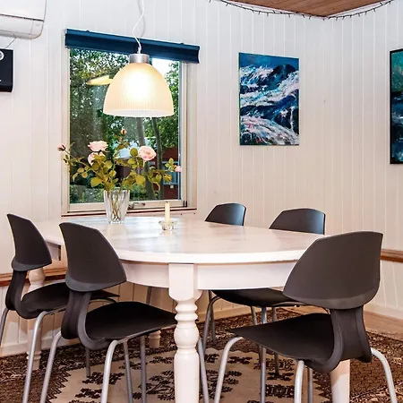 6 Person In Hemmet-by Traum *