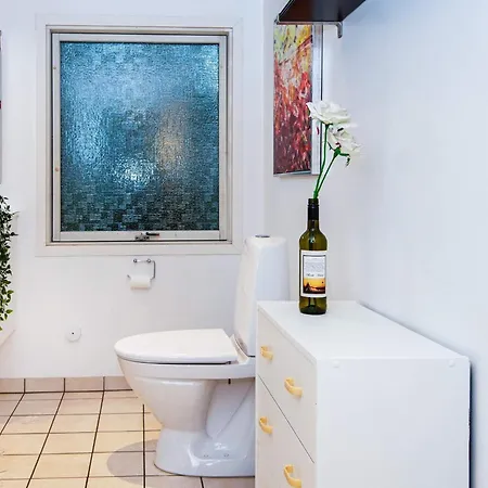 6 Person In Hemmet-by Traum