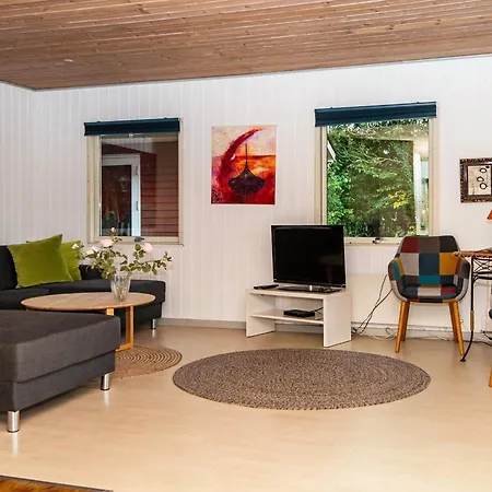 6 Person In Hemmet-by Traum *